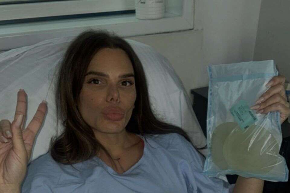 בל אגם בניתוח להחלפת שתלי החזה , ללא קרדיט