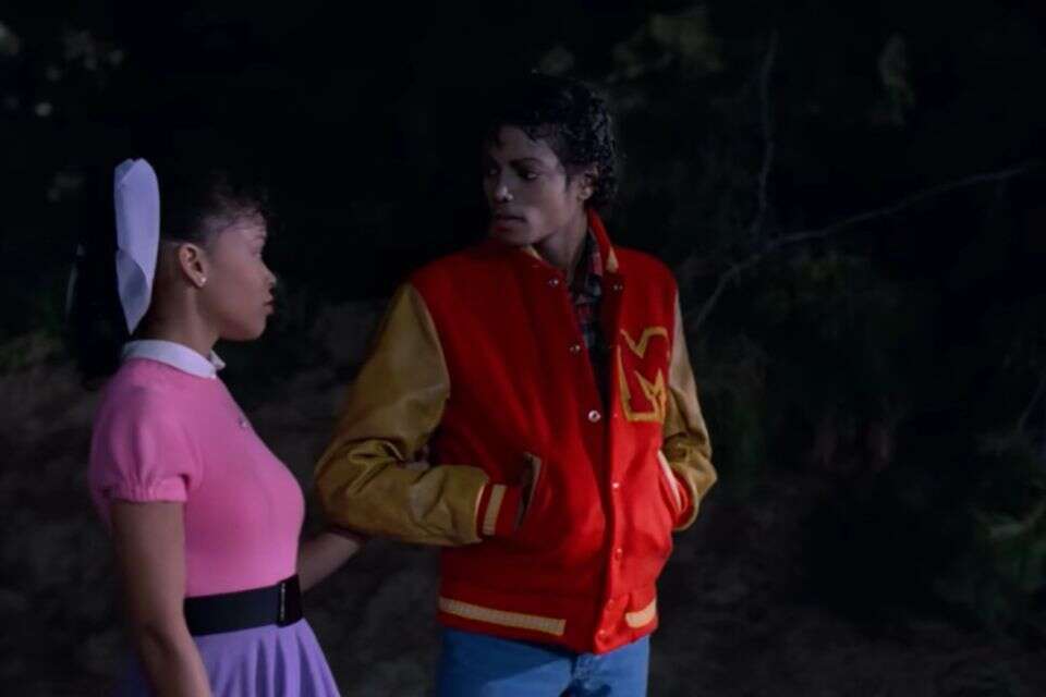 כש'קליפ' הפך לסרט - והזומבים קיבלו קרדיטים. מייקל ג'קסון בווידאו קליפ "Thriller" מתוך האלבום "Thriller" (האלבום: 1982; הקליפ: 1983).  , צילום מסך 