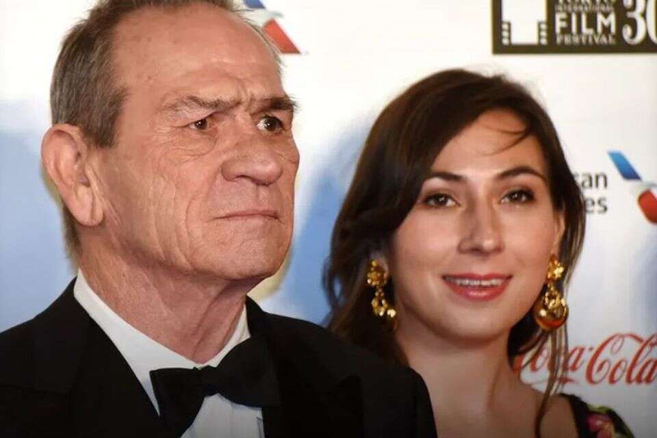 טרגדיה בהוליווד: בתו של טומי לי ג'ונס נמצאה ללא רוח חיים במלון יוקרה