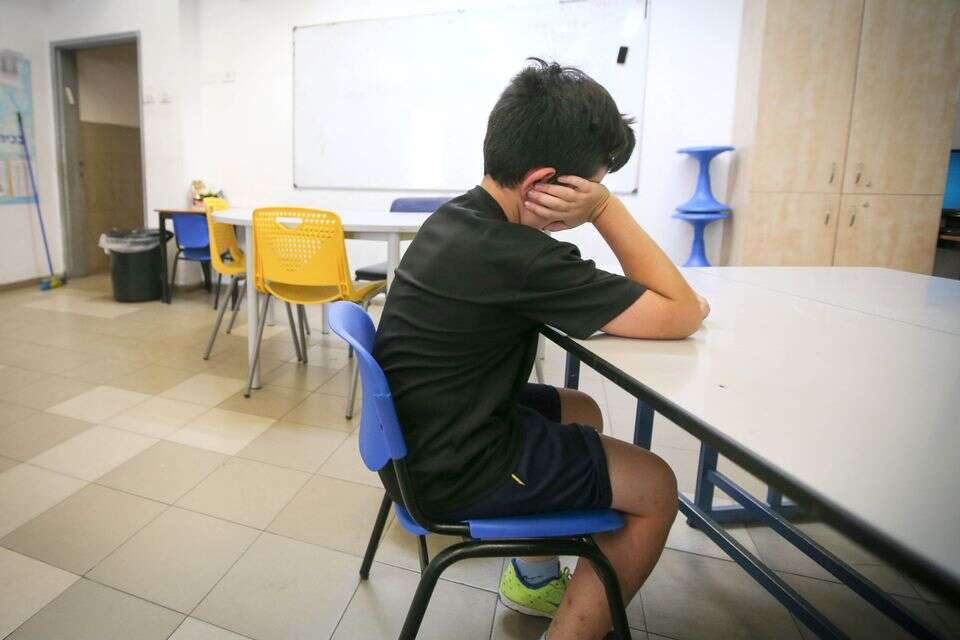 לבד בכיתה (אילוסטרציה) , עמי שומן