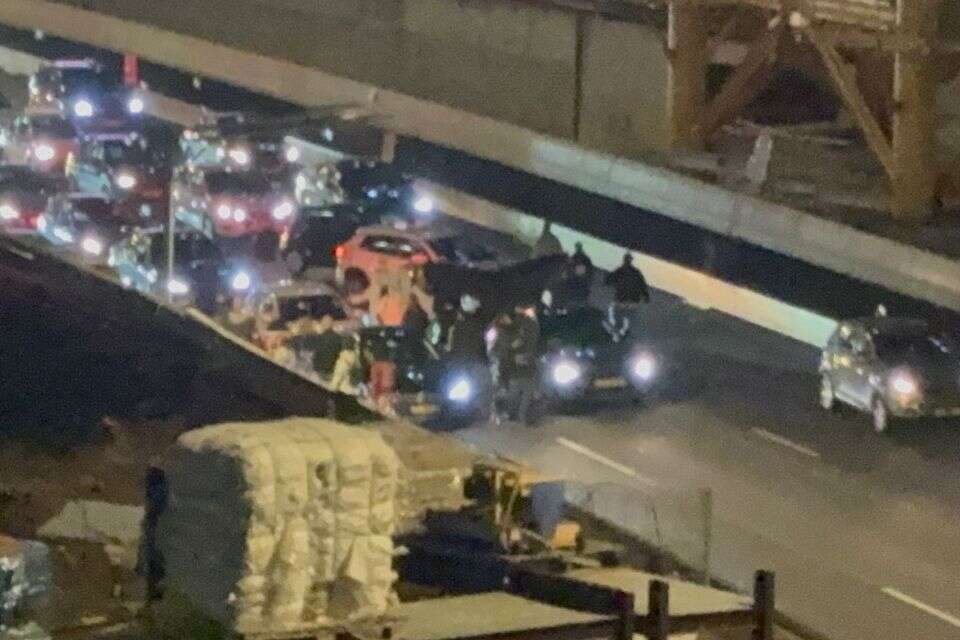 מפגינים חוסמים את איילון , ללא