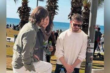 דר וסם נהנים מהשמש של תל אביב