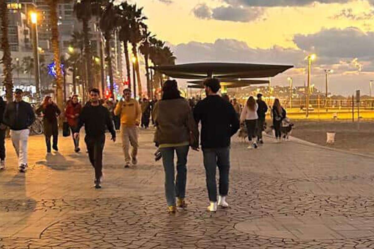 פפראצי: דר זוזובסקי וסם קלאפלין (עם הגב) בטיילת תל אביב , השם שמור במערכת ForReal