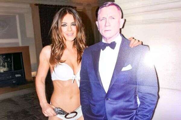 אליזבת הרלי בביקיני, ודניאל קרייג מקרטון , עמוד האינסטגרם של אליזבת הרלי