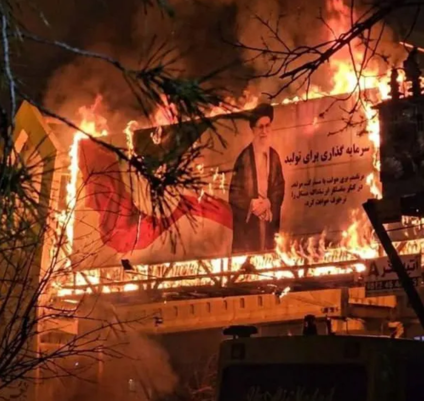 שלט של חמינאי עולה באש בטהרן , איראן אינטרנשיונל