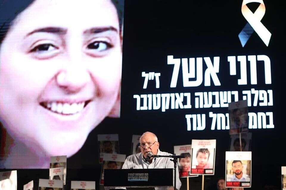 אייל אשל, אביה של רוני אשל ז"ל, נואם בעצרת למען שחרור החטופים , גדעון מרקוביץ'