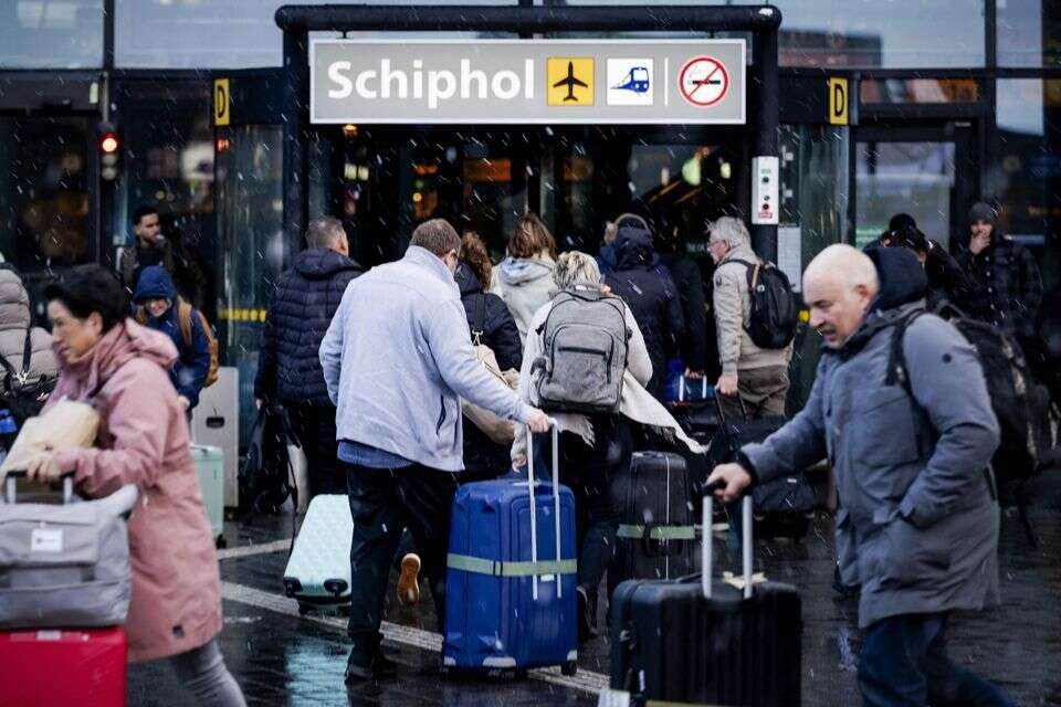 נוסעים בכניסה לנמל התעופה סכיפהול, אמסטרדם, ארכיון , AFP