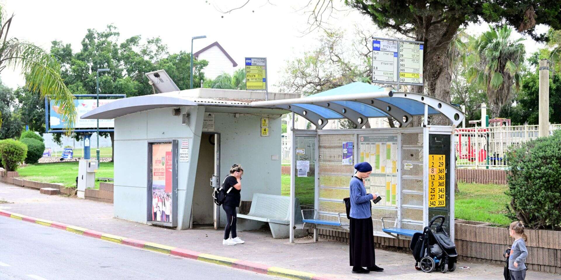 תחנת אוטובוס בשדרות , יוסי זליגר