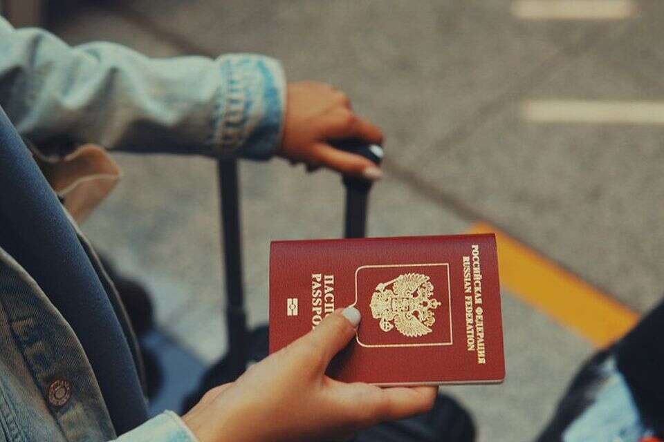 מרגלים רוסים מתחזים לתיירים בכניסה לנורווגיה , שימוש לפי סעיף 27א' לחוק זכויות יוצרים