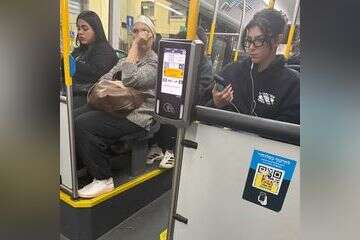 צפו: אלאיה הוף בנסיעת אוטובוס רגועה