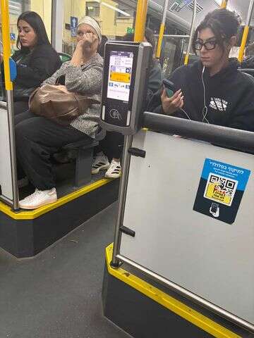 צפו: אלאיה הוף בנסיעת אוטובוס רגועה