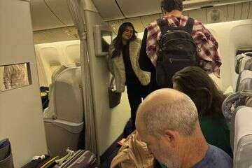 צפו: טל מורד ובת הזוג נחתו בישראל