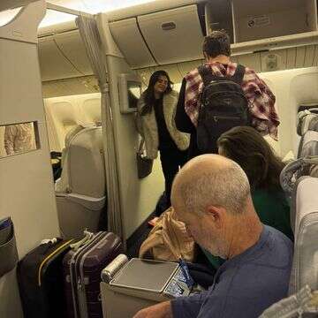 צפו: טל מורד ובת הזוג נחתו בישראל