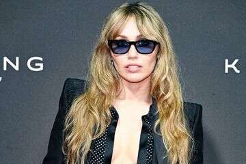 עימות על השטיח האדום: מיילי סיירוס נגד הצלמים