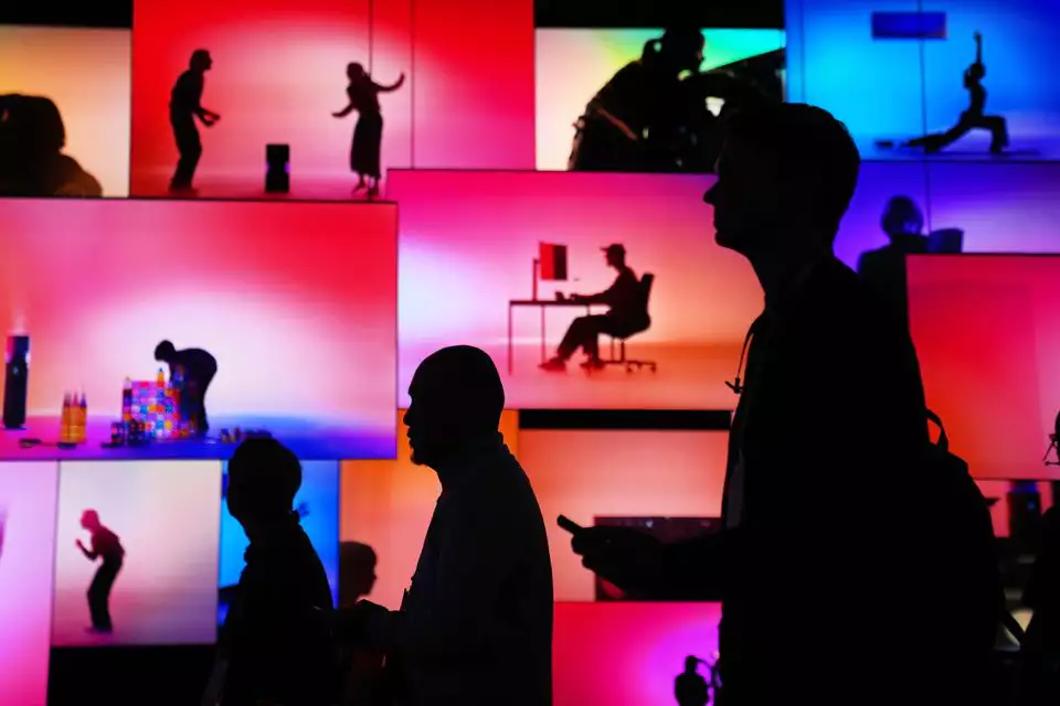 "בית ללא עבודה": LG חושפת רובוט למטלות יומיומיות ומסכים דקיקים