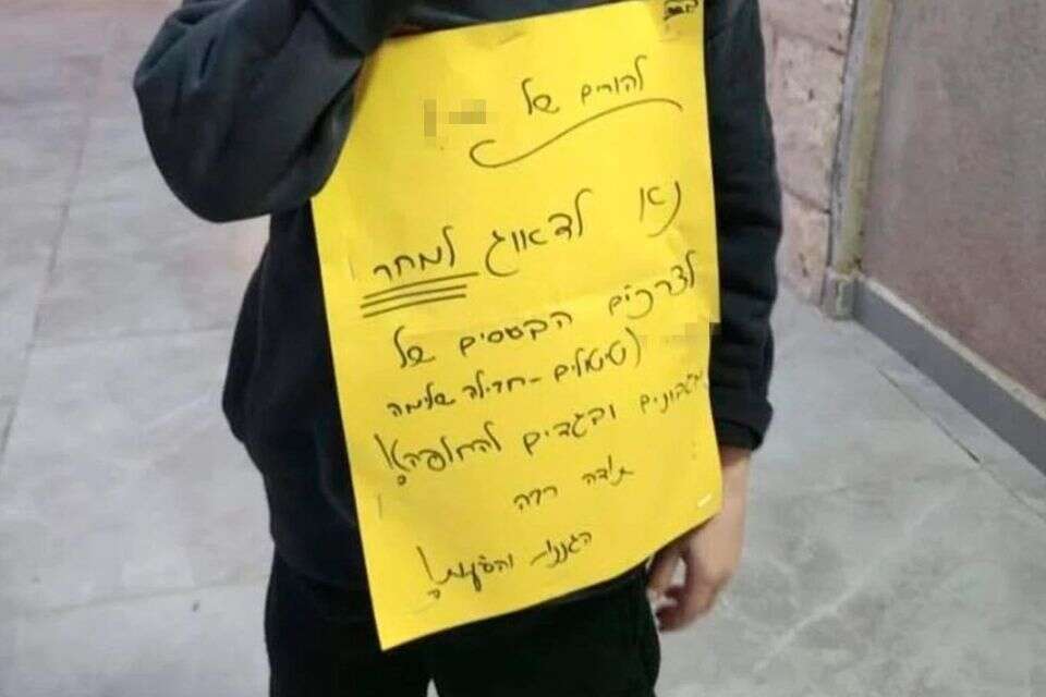 המסר שהודבק לחולצתו של הילד , רשתות חברתיות