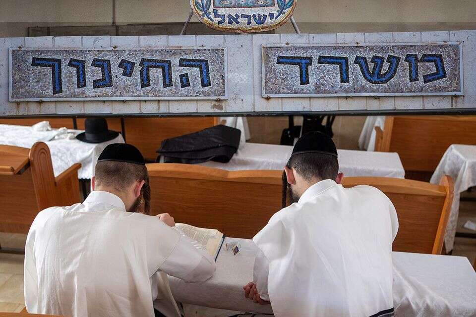 תלמידי ישיבות על רקע משרד החינוך , אורן בן חקון 