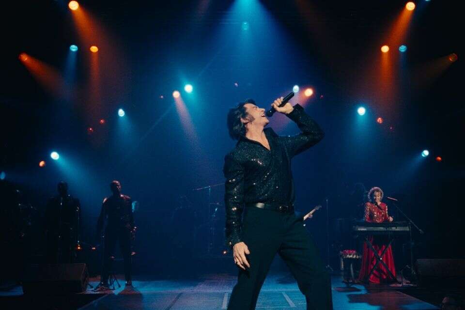 51 תלבושות: יו ג'קמן נדחס לנצנצים ותחתונים צמודים