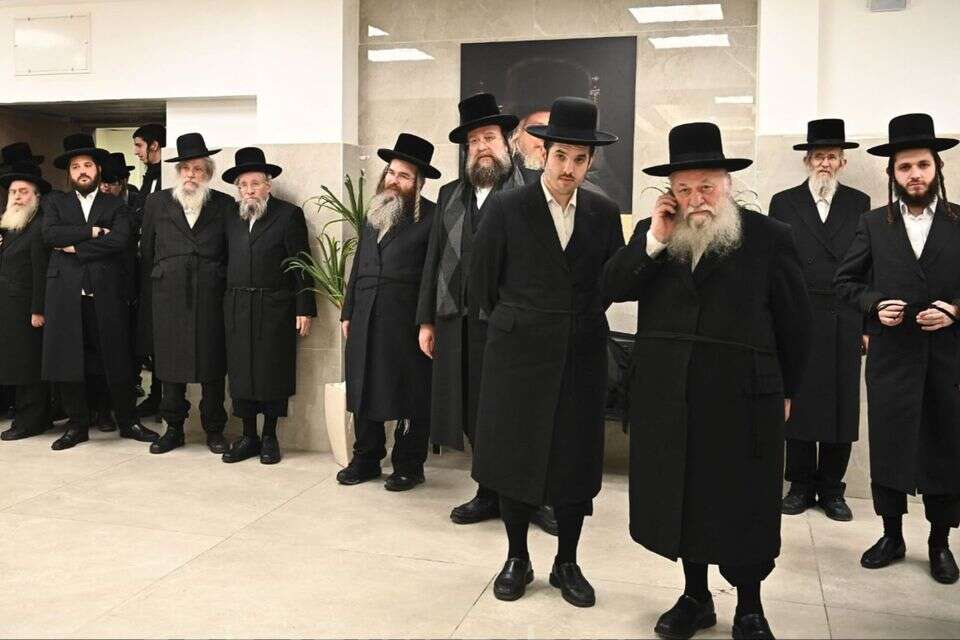 גולדקנוף, זייברט מחוץ לחדר המועצת גדולי התורה , שוקי לרר