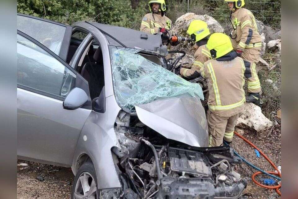 הרכב של הנהג שנהרג בתאונה בצומת מירון , דוברות כיבוי והצלה