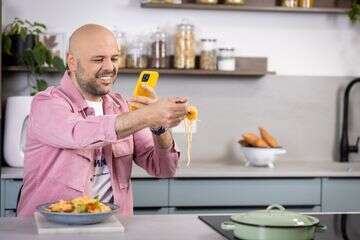 זעם על השף הסלב: "ללא העוקבים לא היית מגיע לבית עם בריכה"