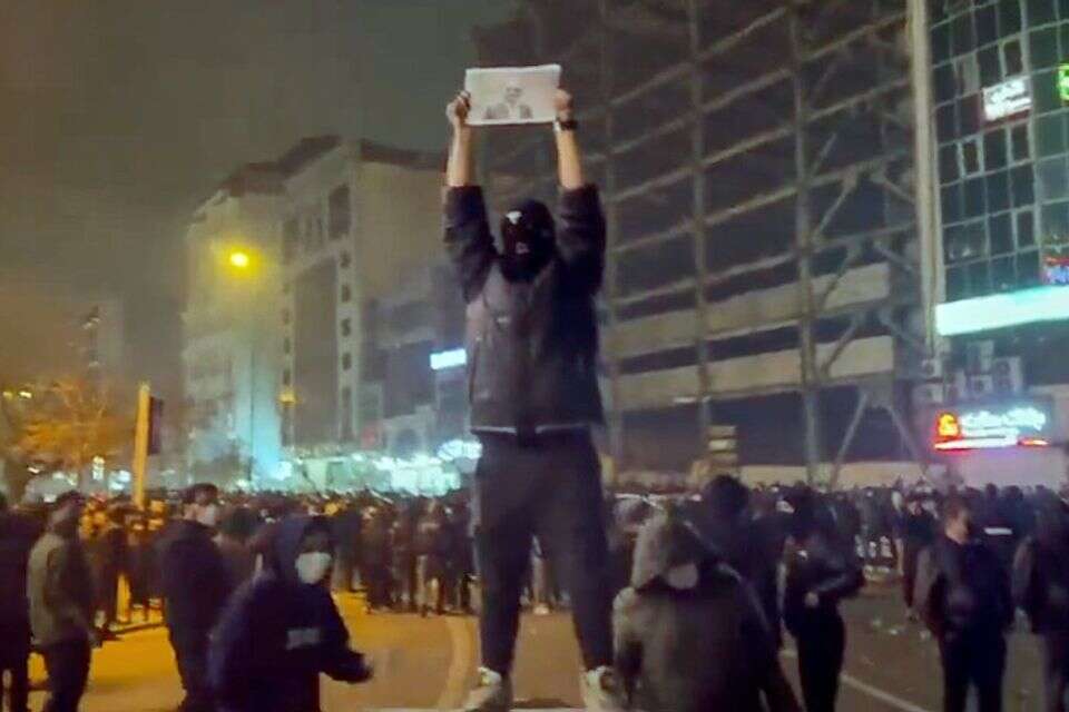 מפגין עם דיוקן של השאה בטהרן , איי.פי