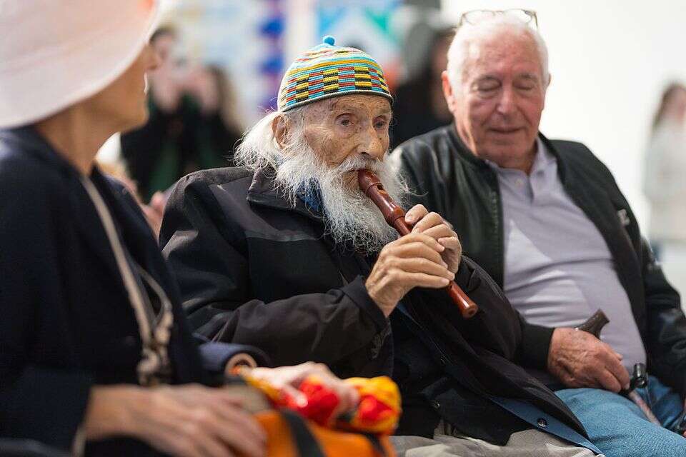 אגם קיבל את פני האורחים שהגיעו לברך אותו בנגינה בחליל , לירון מולדובן