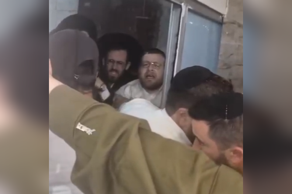 עשרות מפגינים מהפלגים הקיצוניים מנסים לפרוץ לכנס של חטיבת החשמונאים שנערך עבור אבות ללוחמים , אמברגו