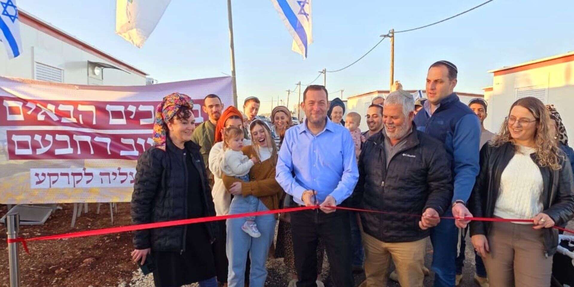 ראש מועצת שומרון יוסי דגן והמשפחות החלוצות בטקס חנוכת הישוב , צילום: רועי חדי