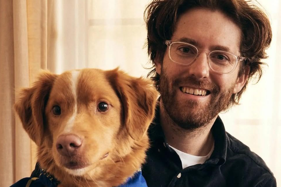 הפתעת השנה: הכלב שהביס שחקנים מפורסמים בפרס המשחק