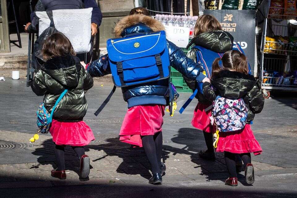 תלמידות חרדיות בדרך לבית הספר , אורן בן חקון