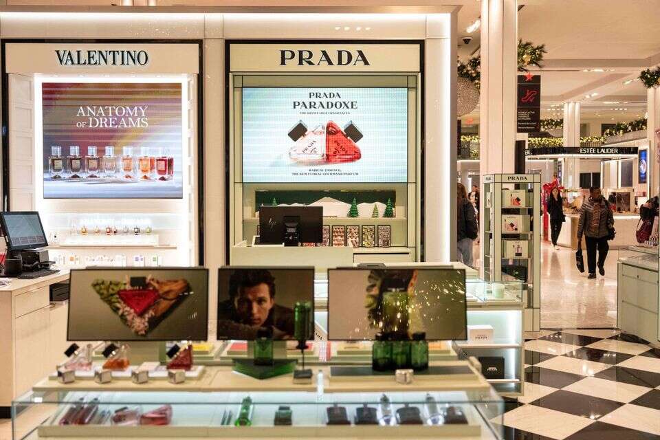 מרד המייק-אפ: ענקיות הקוסמטיקה תובעות את ממשל טראמפ