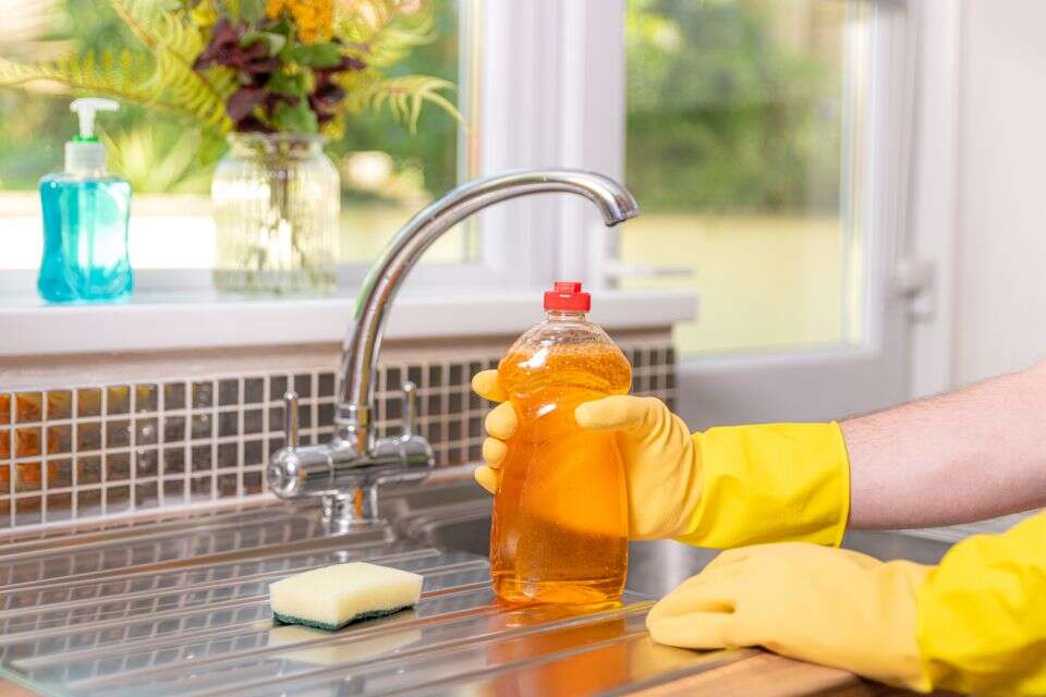 6 דברים שסבון כלים מנקה בקלות - מעבר לכלים
