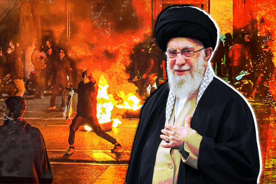 מנהיג איראן עלי חמינאי, ברקע: המחאה נגד המשטר , אי.אף.פי