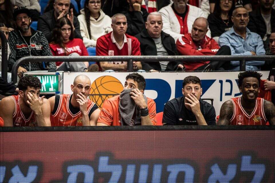 שחקני הפועל תל אביב. חלקם על הכוונת של אדיר סבג , עודד קרני