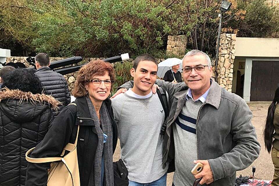ירדן בוסקילה עם הוריו , ללא