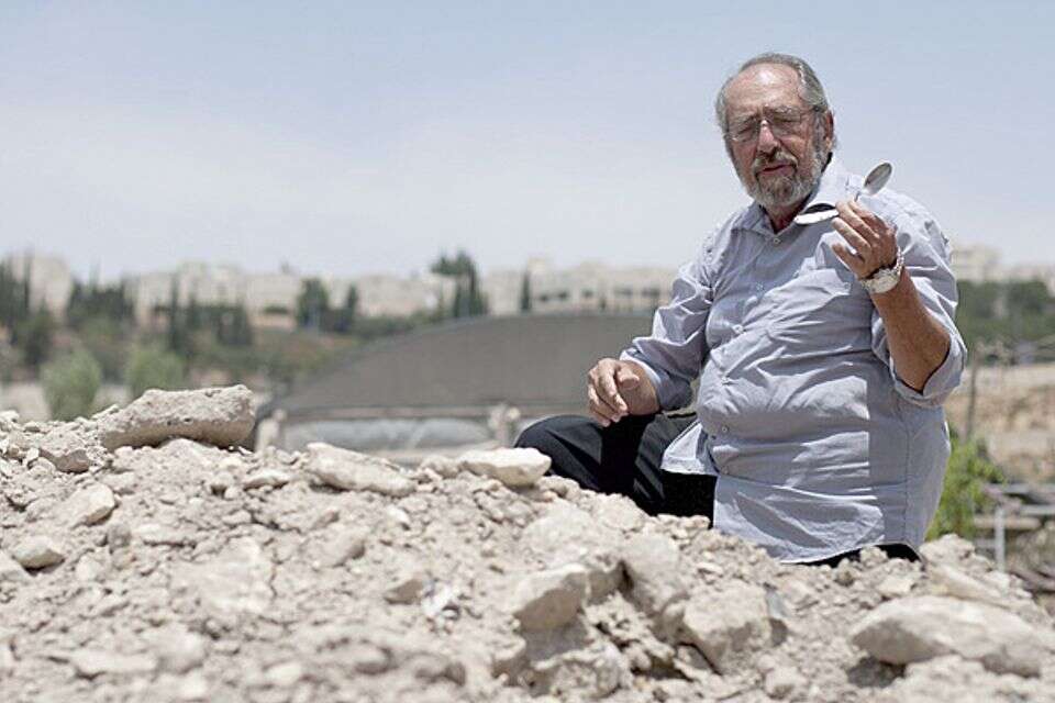 פרופ' ברקאי בפרויקט סינון העפר בהר הבית, בשנת 2010 , דודי ועקנין
