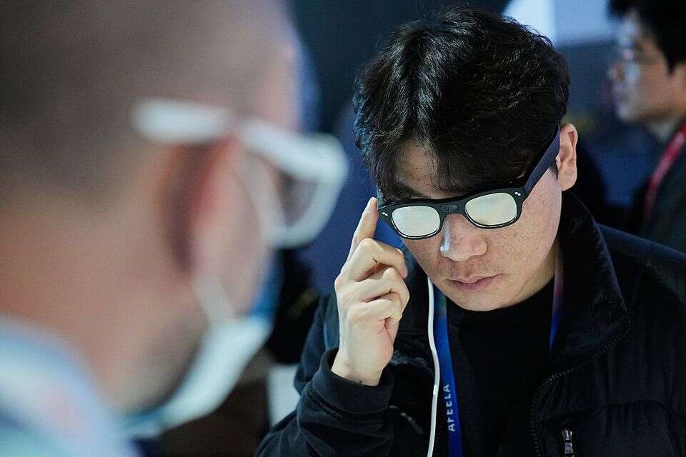 אדם מתנסה במשקפיים החכמים RayNeo X3 Pro בתערוכת CES בלאס וגאס, בשבוע שעבר , AP