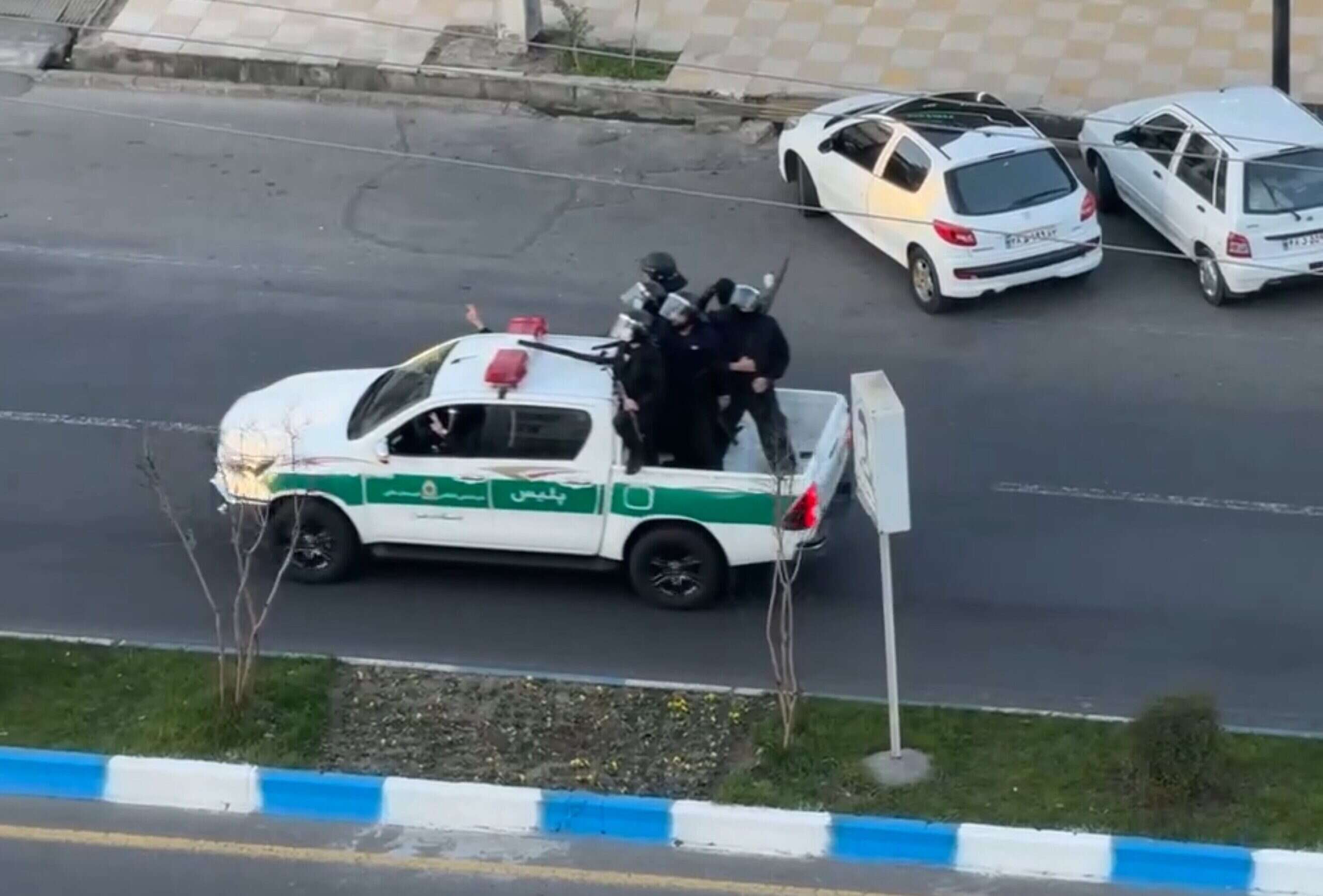 חמושי הבסיג' ברחובות איראן , רשתות חברתיות