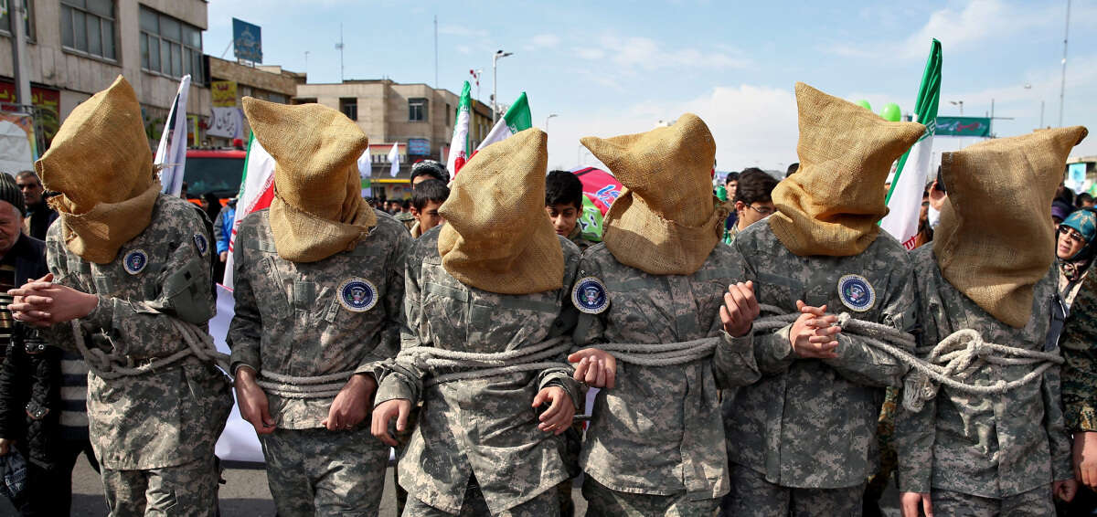 יעשו הכל כדי להגן על השלטון, כולל לפגוע בקרובים להם. מיצג של הבסיג' עם "שבויים של צבא ארה"ב" , אי.פי