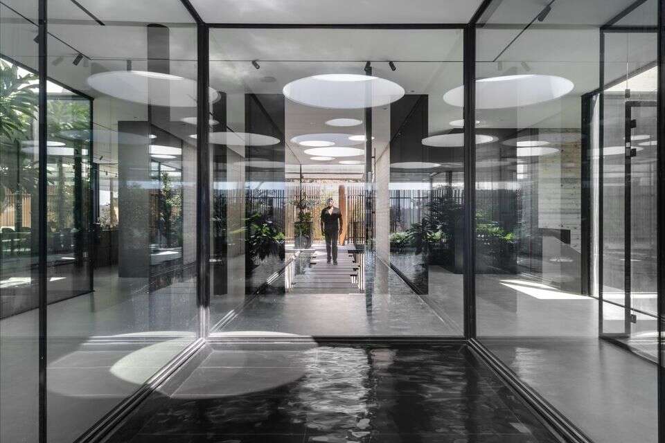 הבית השקוף: הצצה לאייקון בהרי ירושלים