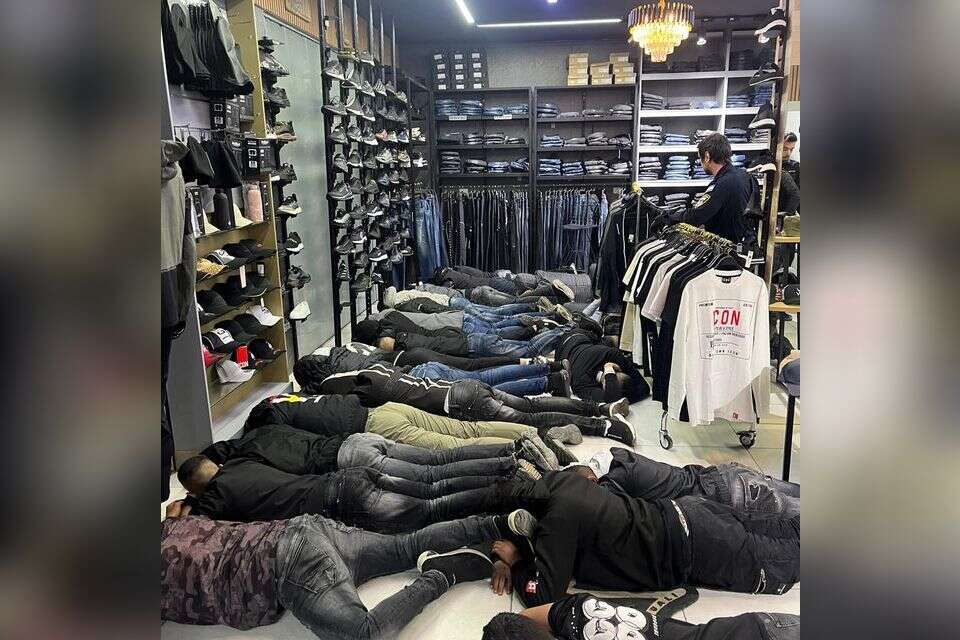 החשודים שנעצרו בחנות החליפות ברהט , דוברות המשטרה