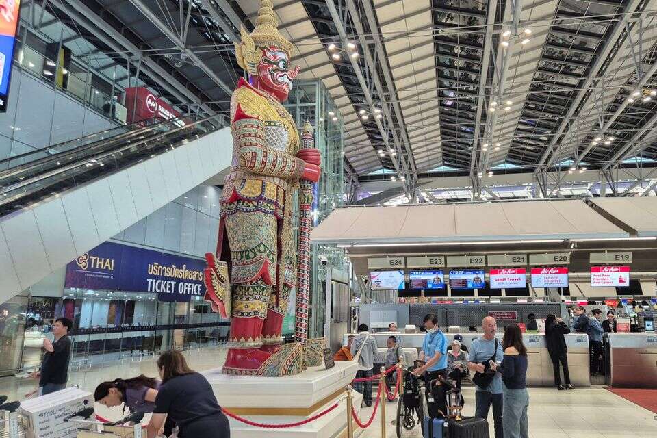 The airport published an unusual message: "We apologize for the behavior of the inspection team"