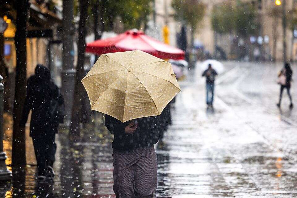 גשם קל צפוי לרדת , אורן בן חקון
