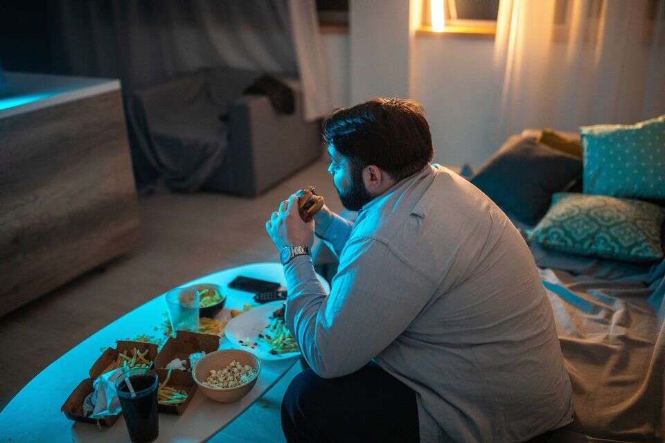 אוכל אכילה טלוויזיה חורף , Getty Images/iStockphoto
