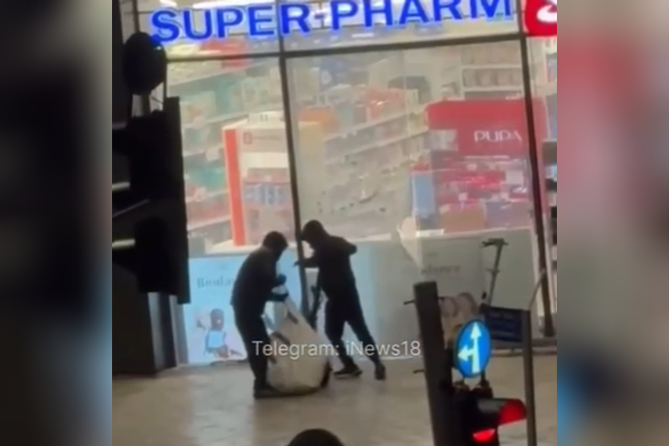 נעצרו שני קטינים בחשד להתפרצות לסניף סופר-פארם בבת ים
 , השימוש נעשה לפי סעיף 27א' לחוק זכויות יוצרים