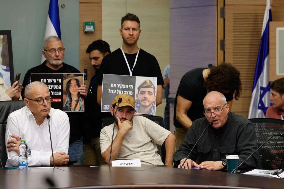 אייל אשל וחברי מועצת אוקטובר , אורן בן חקון