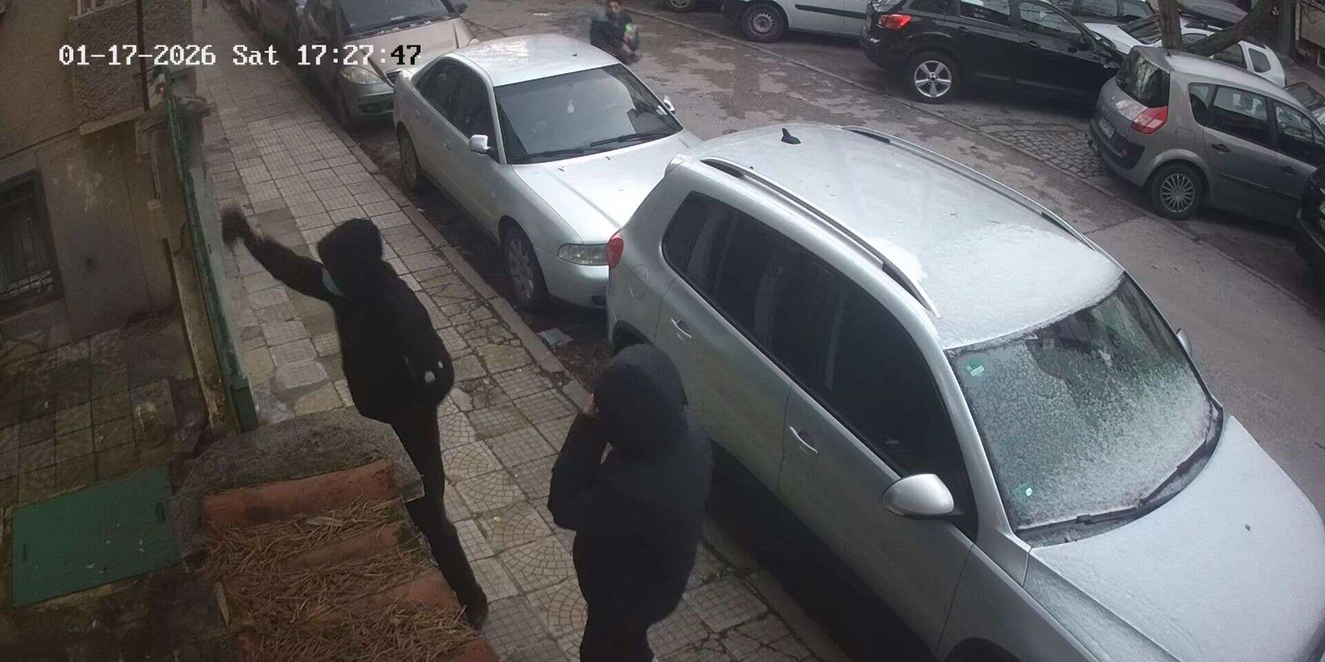 רעולי פנים בכניסה לבית הכנסת , בית חב״ד פלובדיב בבולגריה