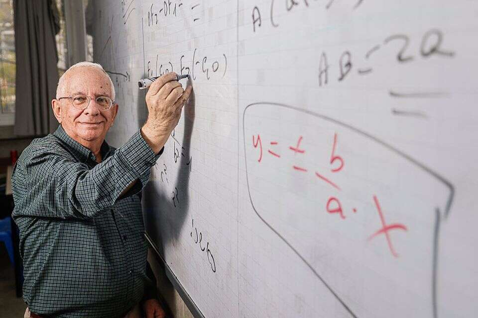 הגיש הכי הרבה תלמידים לבגרויות ב-5 יחידות מקום המדינה. המורה אלי קופר , יהושע יוסף