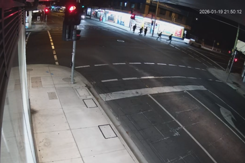 תיעוד מדאיג: קבוצת חסידים במלבורן נמלטת מנאו נאצים ברחוב